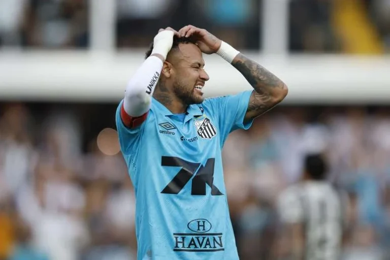Camisas autografadas por Neymar apreendidas em operação podem ajudar MP a localizar chefe do PCC foragido