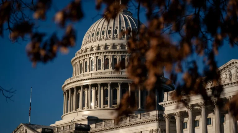 Republicanos culpam democratas por fim do financiamento do governo