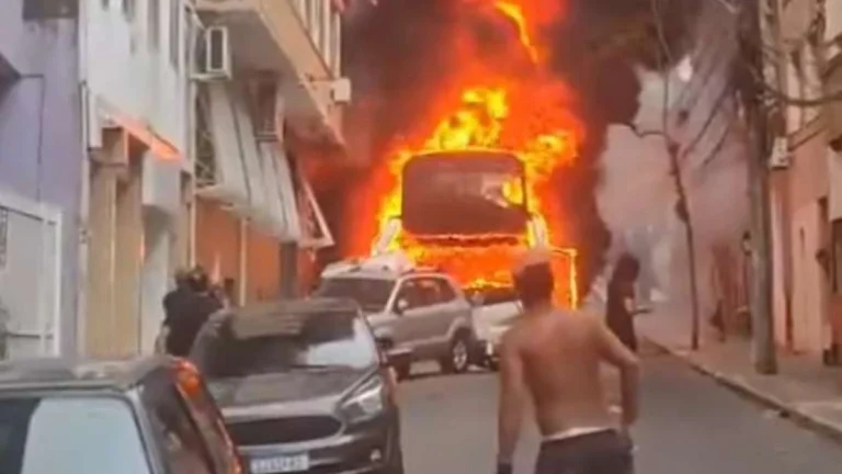 Ônibus que pegou fogo no Centro de Porto Alegre estava com peso acima do permitido, aponta Polícia Civil