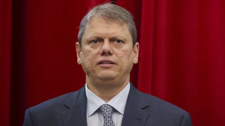 Tarcísio sinaliza incômodo com pressão por candidatura em 2026