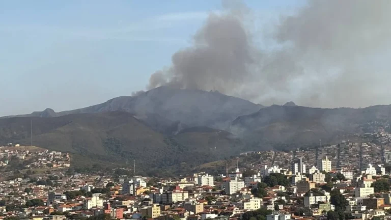 Incêndio em vegetação na Serra do Curral (MG) já dura mais de 18 horas