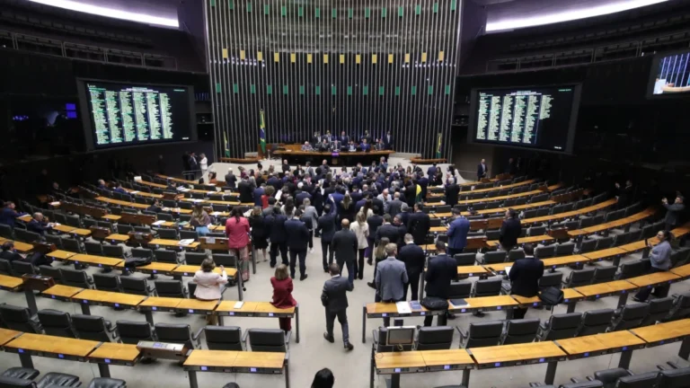 Governo e oposição entram em guerra de narrativas por queda de MP