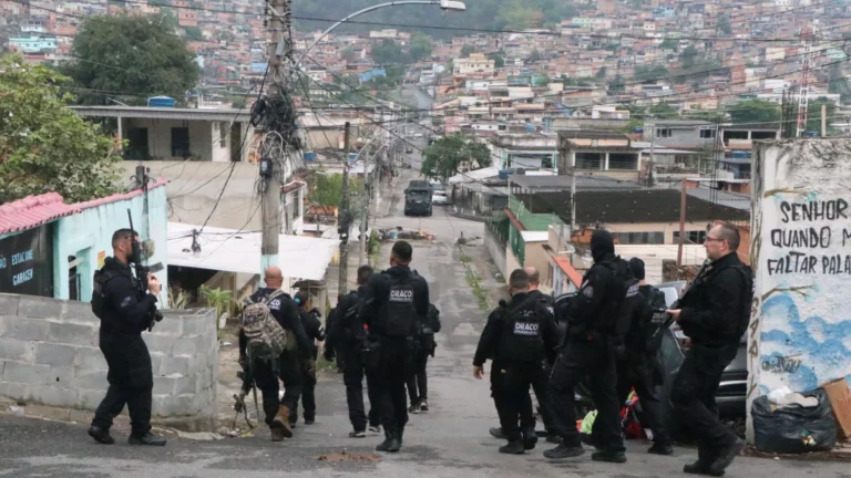 Cenas de guerra e 22 mortos: o que se sabe sobre megaoperação no Alemão
