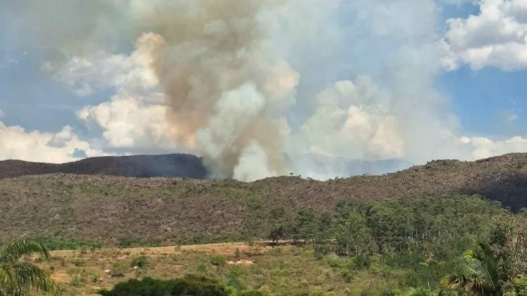 Bombeiros controlam incêndio na área de vegetação da Serra de São José (MG)