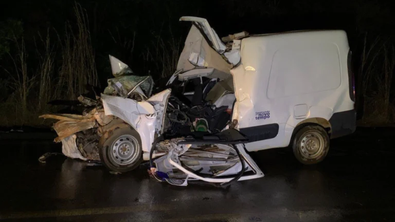Três morrem em acidente entre caminhão e ambulância em Minas Gerais