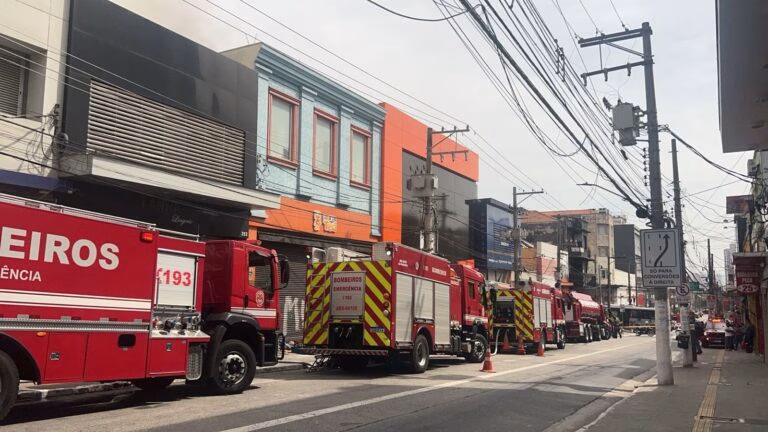 Incêndio atinge loja na Lapa e mobiliza nove viaturas do Corpo de Bombeiros