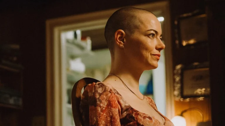 Público terá que raspar a cabeça para ver novo filme de Emma Stone