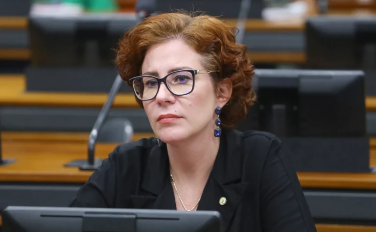 Defesa de Zambelli deve alegar insanidade mental para tentar reduzir pena