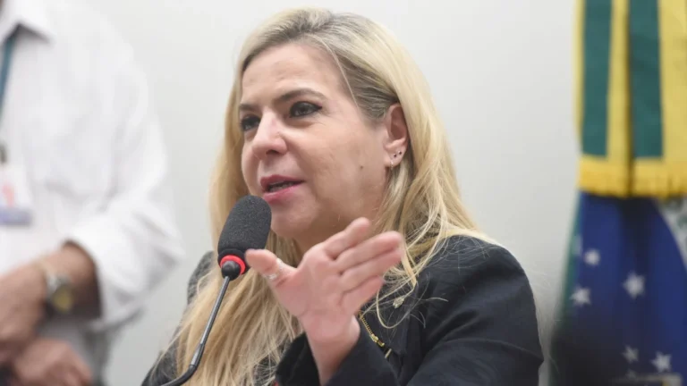 Detida por dias em Israel e deportada, deputada deve chegar ao Brasil hoje