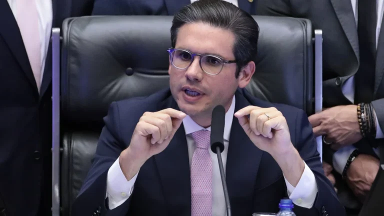 Após operação Rio, Hugo diz ter compromisso com pauta de segurança