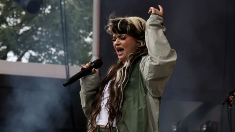 Após anunciar pausa da carreira, Lola Young fica de fora do Lollapalooza