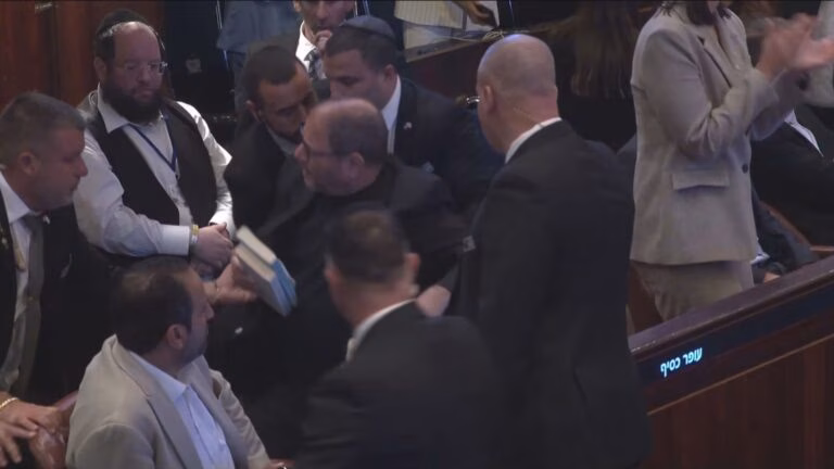 Discurso de Trump em Israel; veja momento em que parlamentar é expulso