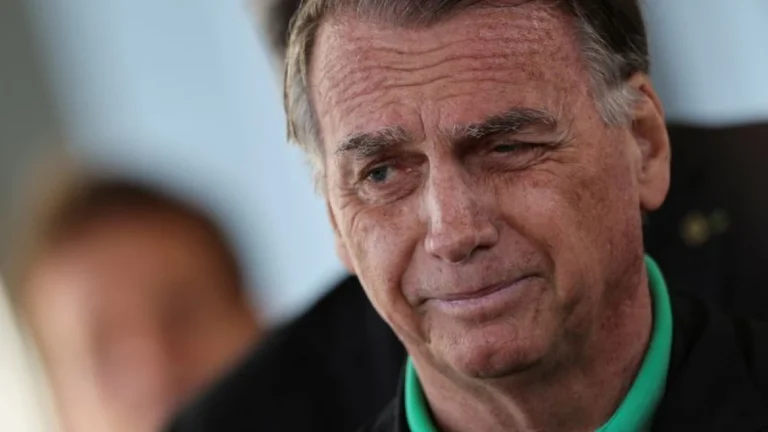 Defesa de Bolsonaro usa voto de Fux para pedir redução da pena