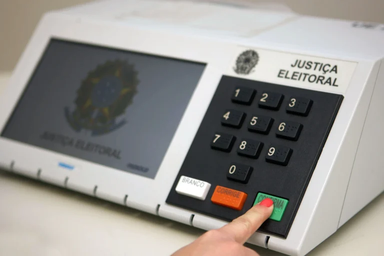 Emenda aprovada pela Câmara impede presos provisórios de votar; entenda