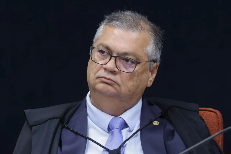 Dino acompanha Moraes e STF tem 2 a 0 para tornar Eduardo réu por coação
