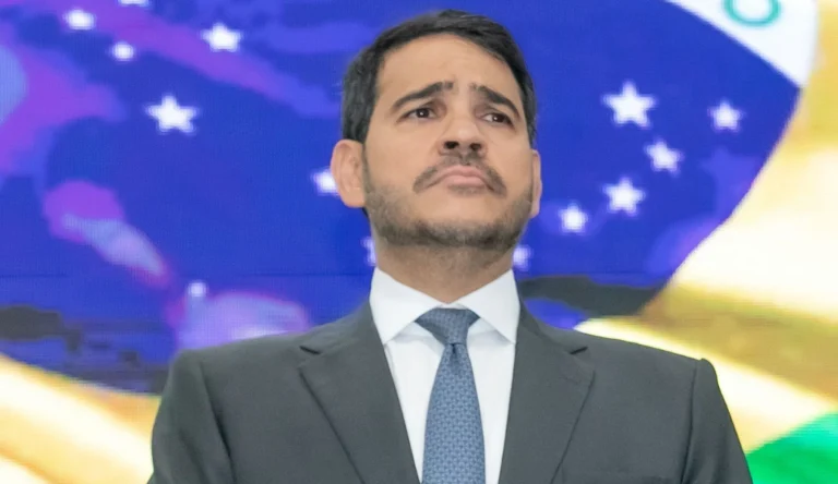 Oposição mira Jorge Messias e defende convocação na CPMI do INSS