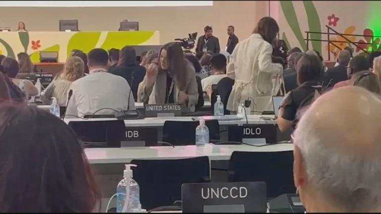 Video mostra lugar reservado aos EUA vazio durante COP30