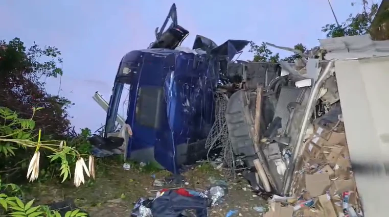 Morre motorista de caminhão que caiu nas margens do Rio Tietê, em São Paulo