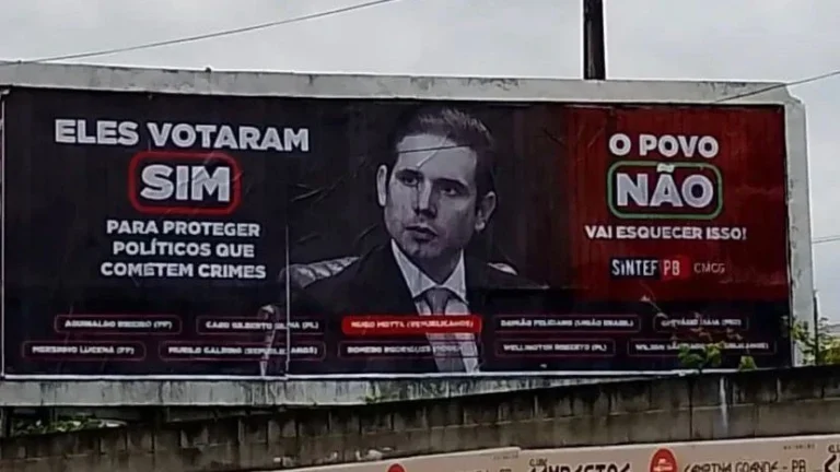 Hugo aciona Justiça por difamação após outdoors contra PEC da Blindagem