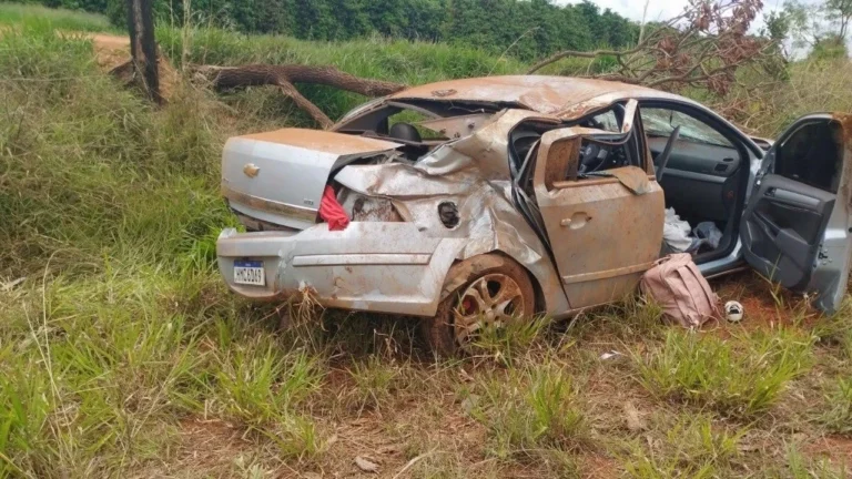 Casal morre após veículo capotar em Minas Gerais