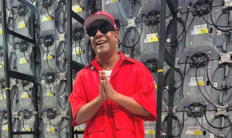 Vocalista de Psirico é internado com dores no peito em Salvador