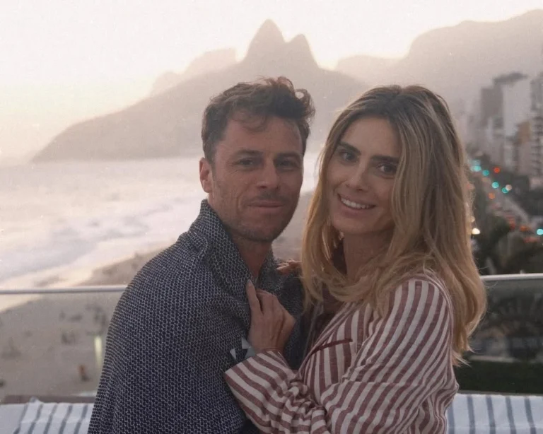 Carolina Dieckmmann mostra clique raro com filho e marido durante viagem