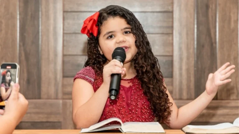 Minipastora supera transplante dos rins e vira fenômeno na web com vídeos de pregação: Nosso milagre, celebra pai
