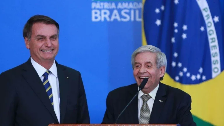 Bolsonaro e militares presos só devem perder patentes em 2026