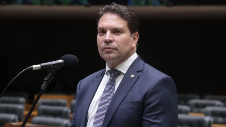 Moraes aciona Câmara para oficializar cassação do mandato de Ramagem