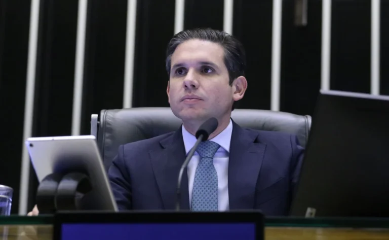 Hugo cita “unidade” ao elogiar mudanças de Derrite no PL Antifacção
