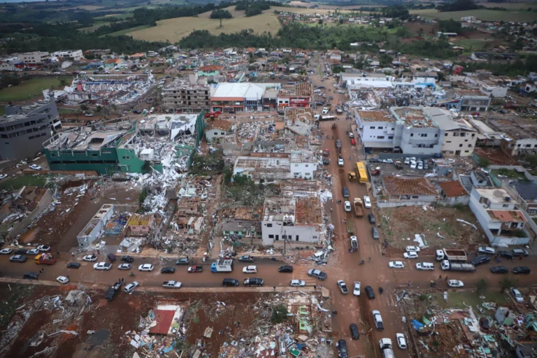 Tornado no Paraná: governo anuncia força-tarefa para reconstrução de casas