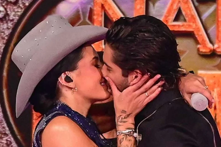 Ana Castela e Zé Felipe trocam beijos durante gravação de especial no SBT; veja fotos