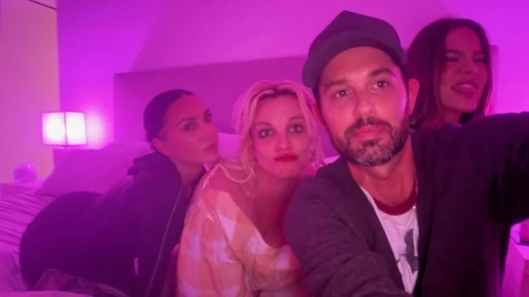 Kim, Khloé Kardashian e Britney Spears posam juntas na mesma cama; veja