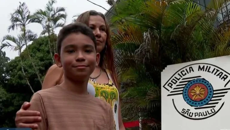 Menino de 10 anos liga para o 190 e salva mãe em crise convulsiva com ajuda de PM