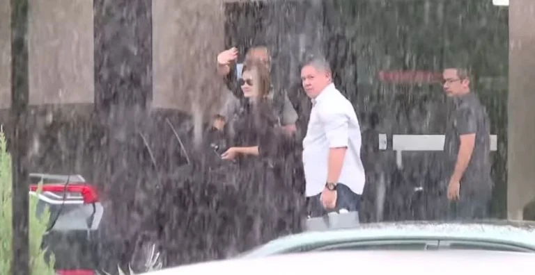 Autorizada por Moraes, Michelle chega à PF para visitar Bolsonaro