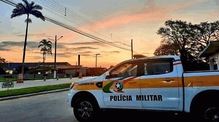 Homem mata mãe e irmã a facadas durante surto por drogas em SC