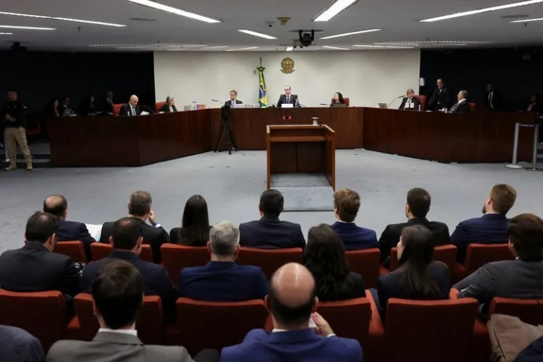 Turma do STF julga nesta segunda-feira (24) se Bolsonaro continuará preso