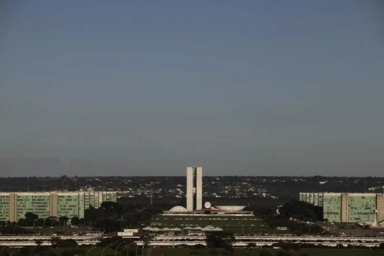 Governo falha no diálogo com o Legislativo desde o 1º dia, diz especialista