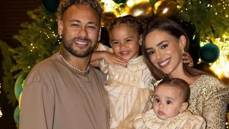 Esposa de Neymar gera polêmica com vestido em Natal: Pra quê isso?