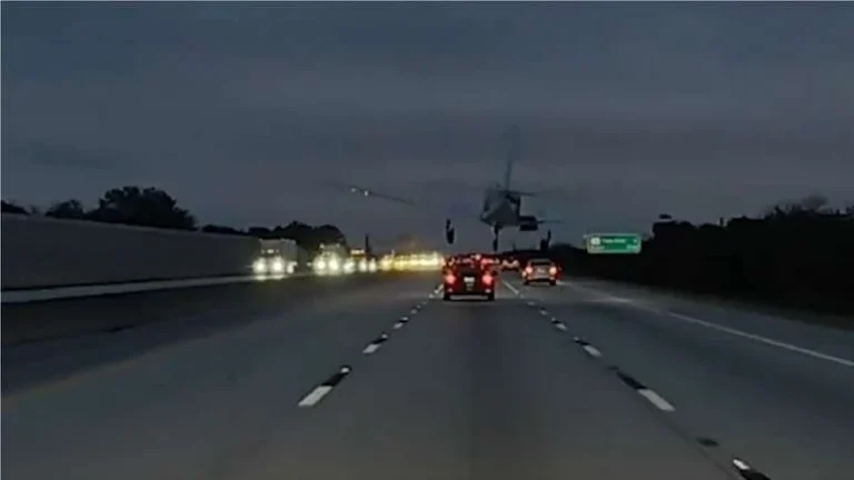 Meu Deus? Avião despenca sobre carro em rodovia e choca motoristas