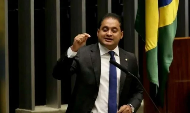 Quem é Weverton Rocha, senador alvo de operação da PF por desvios no INSS