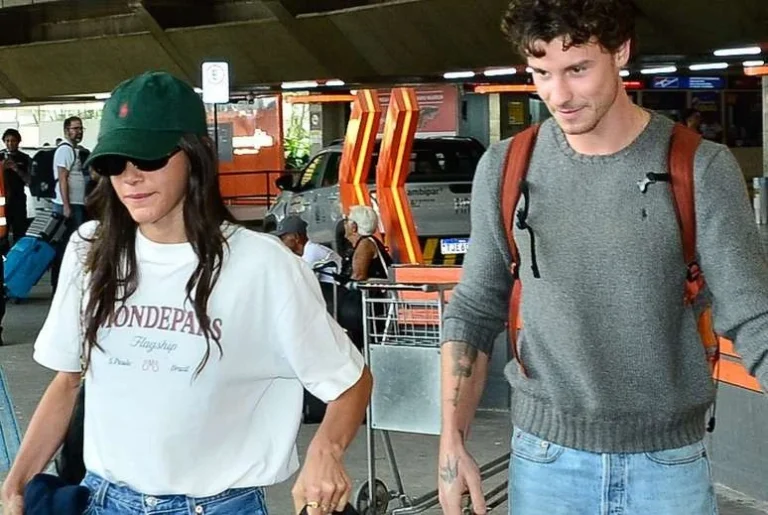 Marquezine chega a SP com Shawn Mendes e cachorro de João Guilherme