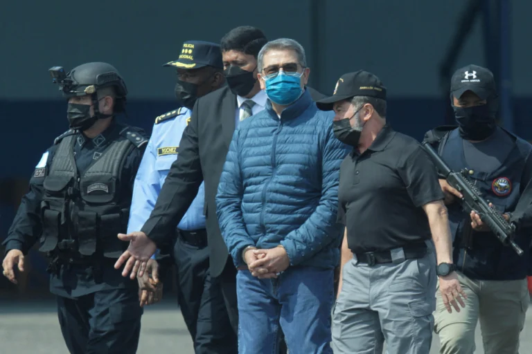 Ex-presidente de Honduras é solto da prisão nos EUA após perdão de Trump