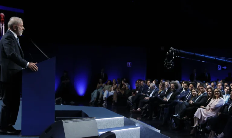 Lula sobre fim de sanção: “Vitória de Alexandre é a vitória da democracia”