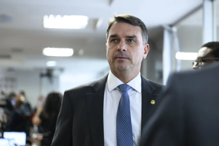 Flávio discute candidatura com PL após votação da dosimetria