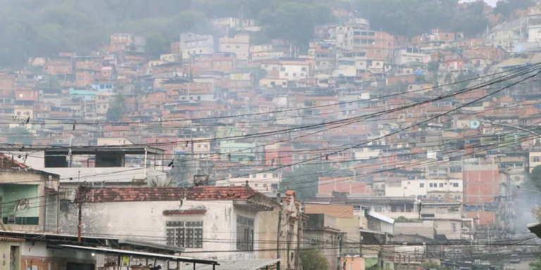MPRJ denuncia seis PMs por furto de fuzil e desmanche em megaoperação