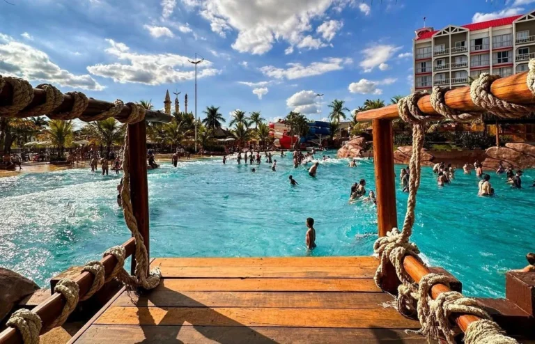 Torneio de chupar melancia acaba em morte em piscina de famoso Thermas