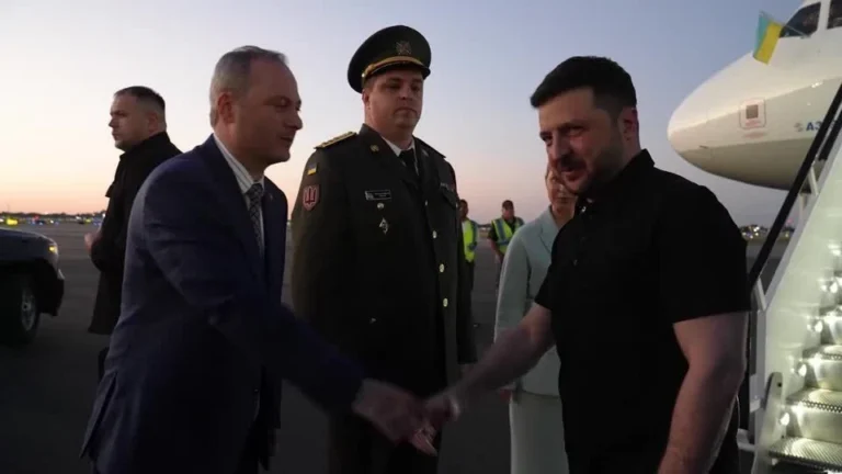Zelensky chega à Flórida para discutir plano de paz com Trump