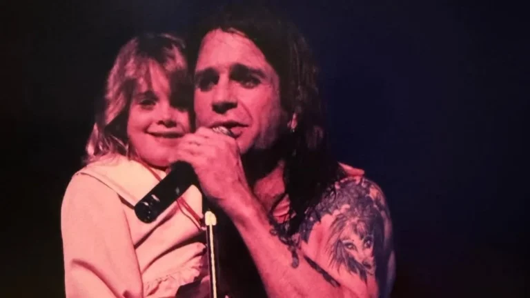 Kelly Osbourne homenageia pai na data que faria 77 anos