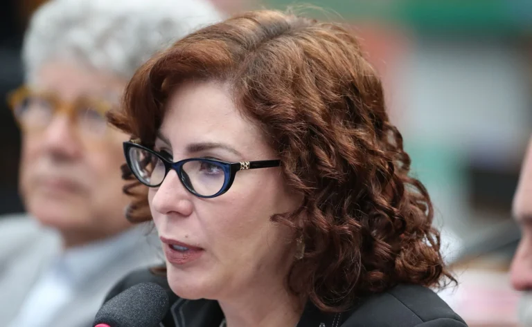 Defesa de Zambelli diz que Moraes anulou decisão da Câmara e cobra Hugo